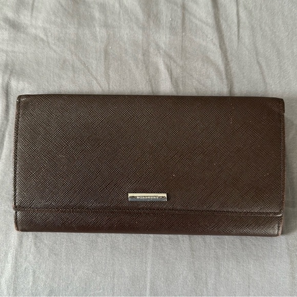 Authentic Burberry Long Wallet with Kisslock. Overall very nice and clean. - Picture 1 of 9